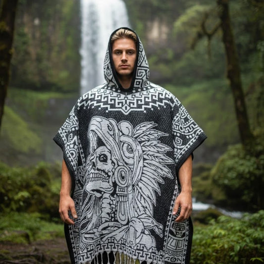 Gabán Guerrero Emplumado Doble Vista con Gorro | Cálido, Ligero y Estilo Ancestral (1.00 x 1.10 m | 1.2 kg)