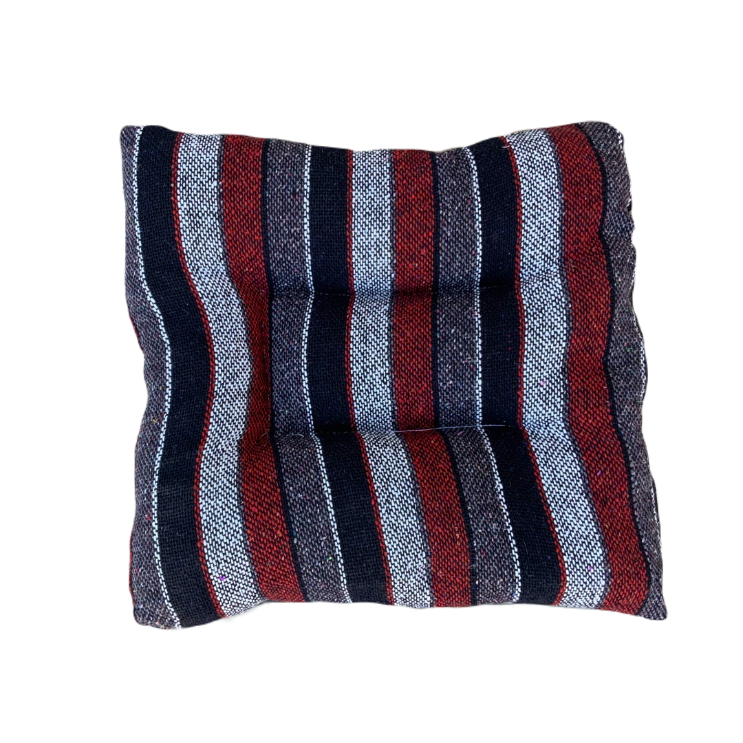 Cama MEDIANA (55 x 55 cm) artesanal con tela Fresca y ligera en superficie normalmente usada para elaboración de ponchos y tela tipo lona impermeable abajo