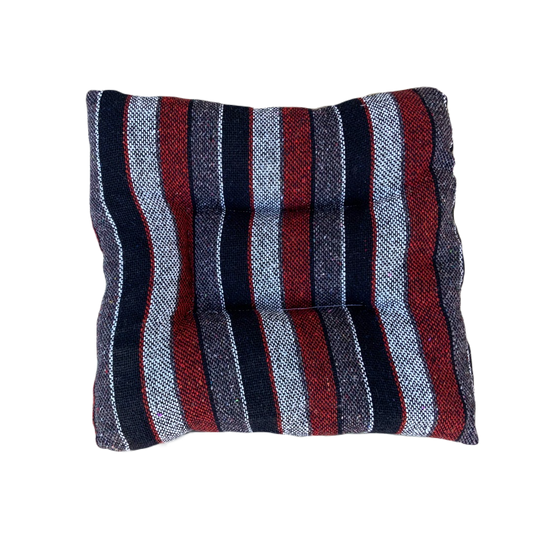 Cama MEDIANA (55 x 55 cm) artesanal con tela Fresca y ligera en superficie normalmente usada para elaboración de ponchos y tela tipo lona impermeable abajo