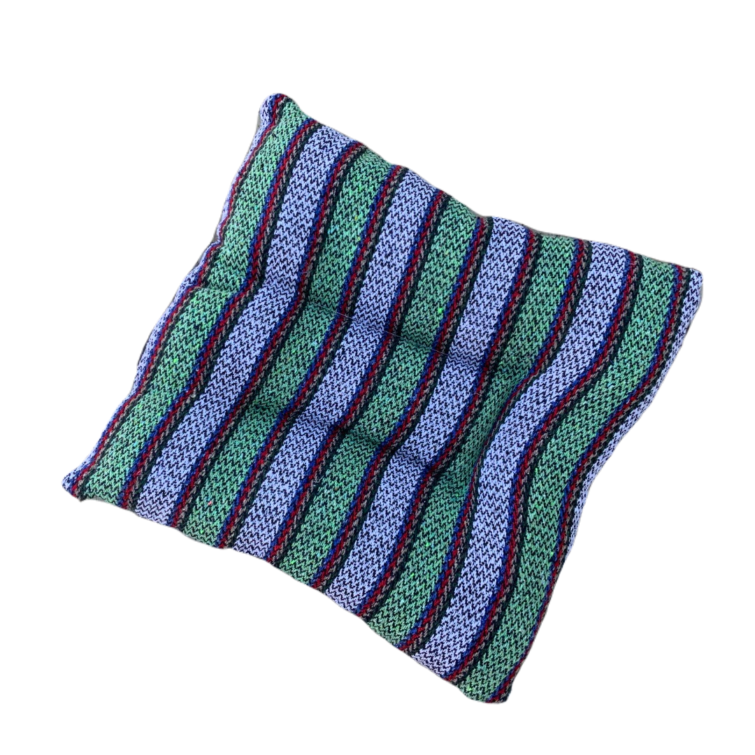 Cama MEDIANA (55 x 55 cm) artesanal con tela Fresca y ligera en superficie normalmente usada para elaboración de ponchos y tela tipo lona impermeable abajo