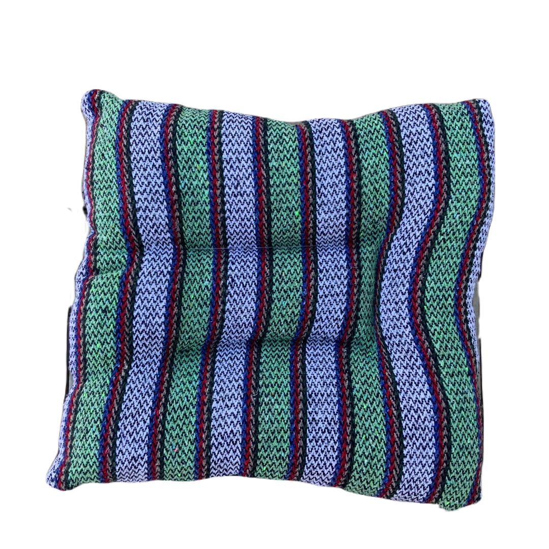 Cama MEDIANA (55 x 55 cm) artesanal con tela Fresca y ligera en superficie normalmente usada para elaboración de ponchos y tela tipo lona  impermeable abajo