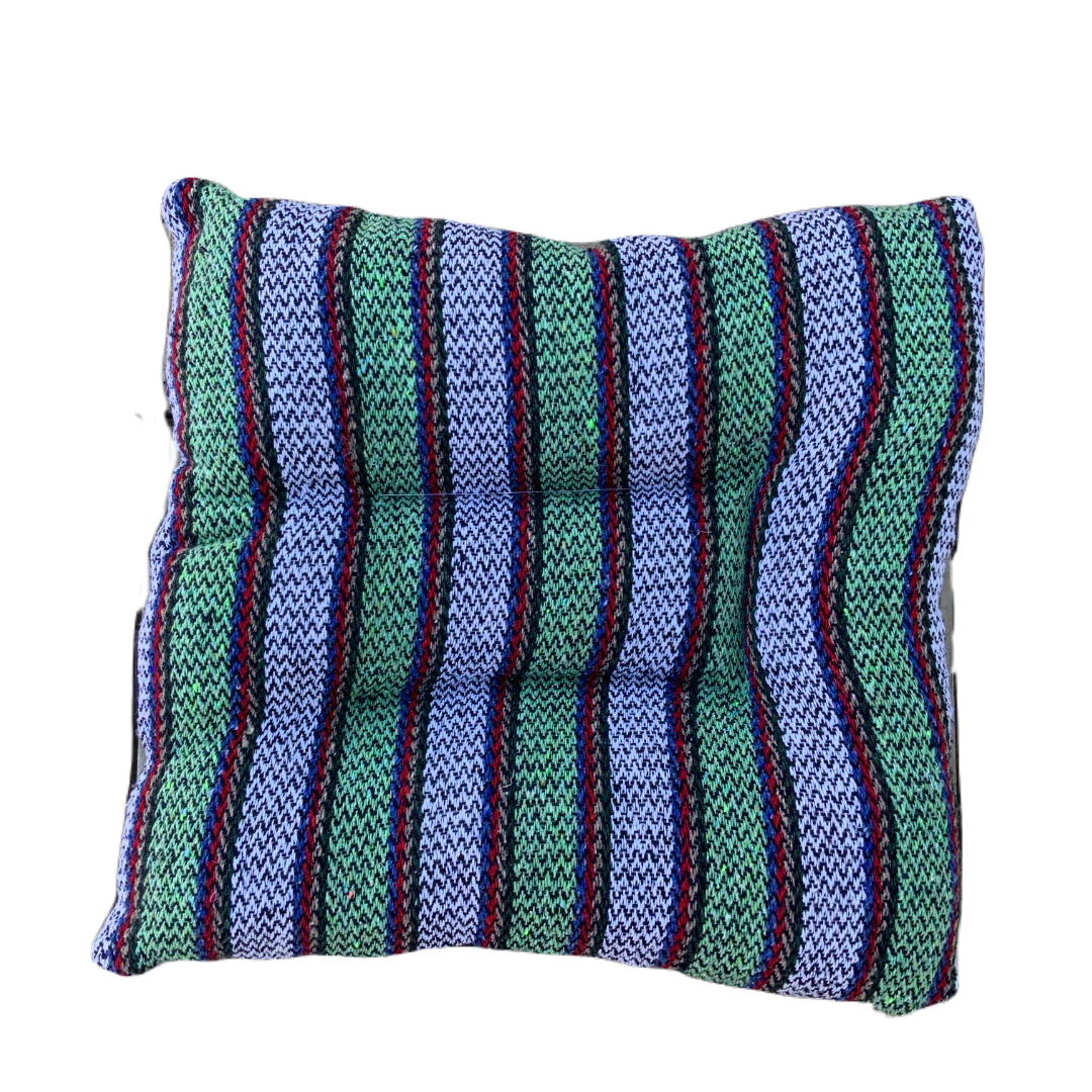 Cama MEDIANA (55 x 55 cm) artesanal con tela Fresca y ligera en superficie normalmente usada para elaboración de ponchos y tela tipo lona impermeable abajo