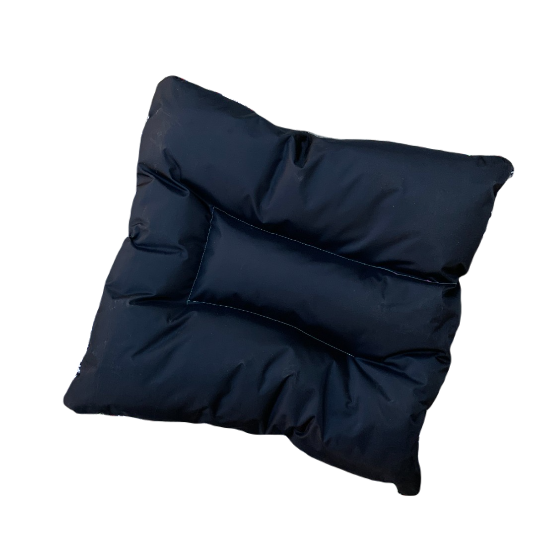 Cama MEDIANA (55 x 55 cm) artesanal con tela Fresca y ligera en superficie normalmente usada para elaboración de ponchos y tela tipo lona impermeable abajo