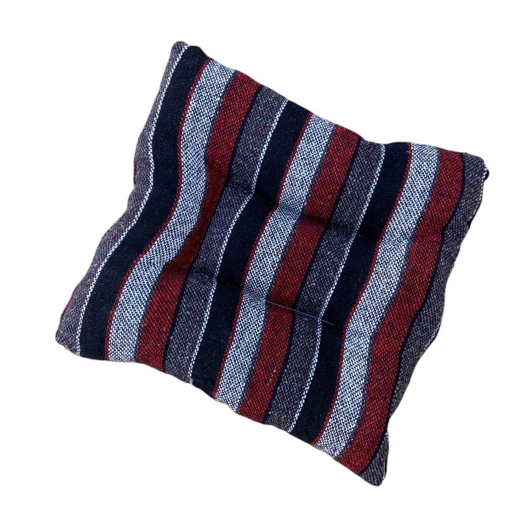Cama MEDIANA (55 x 55 cm) artesanal con tela Fresca y ligera en superficie normalmente usada para elaboración de ponchos y tela tipo lona impermeable abajo