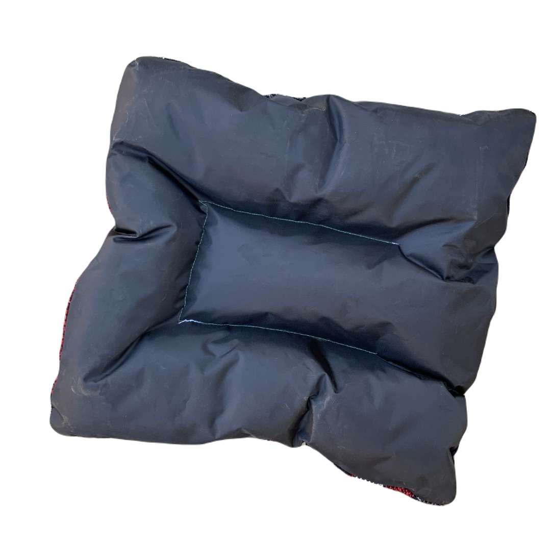 Cama MEDIANA (55 x 55 cm) artesanal con tela Fresca y ligera en superficie normalmente usada para elaboración de ponchos y tela tipo lona impermeable abajo