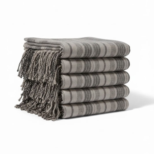 Frazada Rayas Viajera · 50% Lana · 1.40 x 1.90 mts — Ligera, versátil y perfecta para llevar contigo