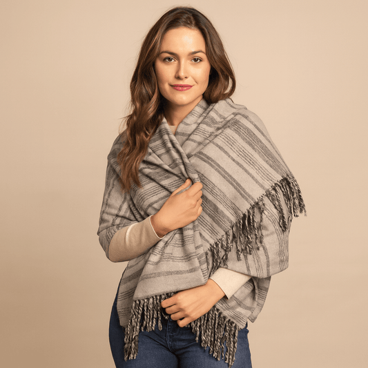 Frazada Rayas Viajera · 50% Lana · 1.40 x 1.90 mts — Ligera, versátil y perfecta para llevar contigo