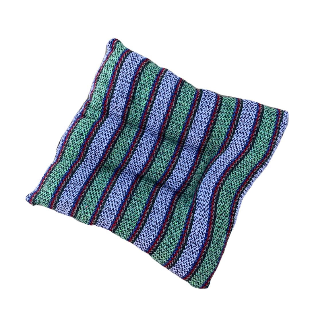 Cama MEDIANA (55 x 55 cm) artesanal con tela Fresca y ligera en superficie normalmente usada para elaboración de ponchos y tela tipo lona  impermeable abajo